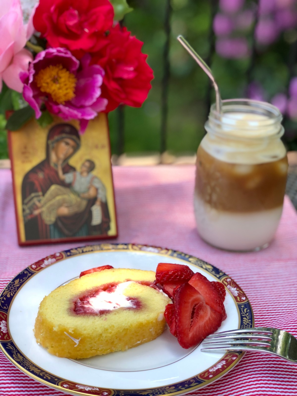 strawberries and cream roll&nbsp;cake